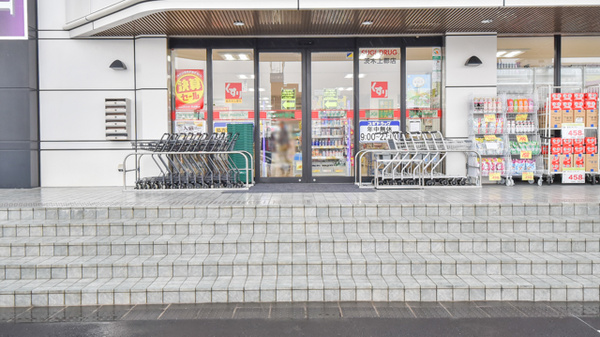 スギ薬局　茨木上郡店の入口