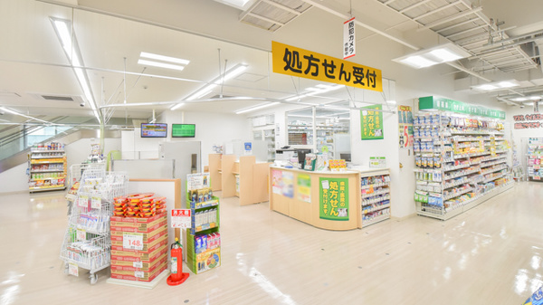 スギ薬局　茨木上郡店の入口