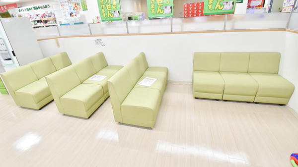 スギ薬局　茨木上郡店の待合スペース