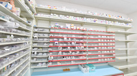 スギ薬局　茨木上郡店の薬棚
