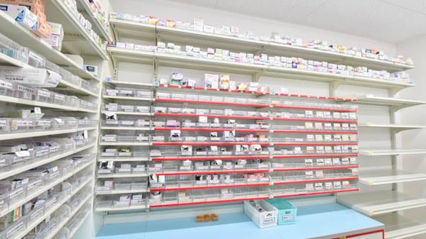 スギ薬局　茨木上郡店の薬棚