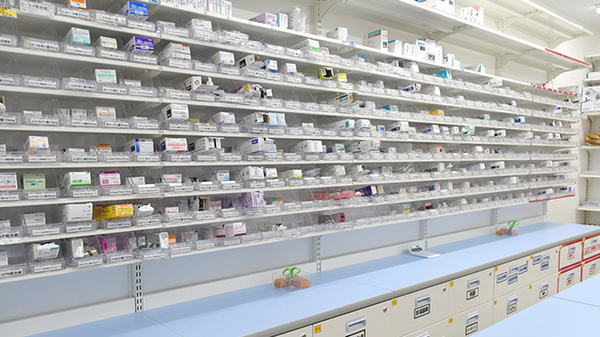 スギ薬局　中野鍋横店の薬棚