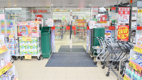 スギ薬局　岸里店の入口