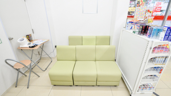 スギ薬局　岸里店の待合スペース