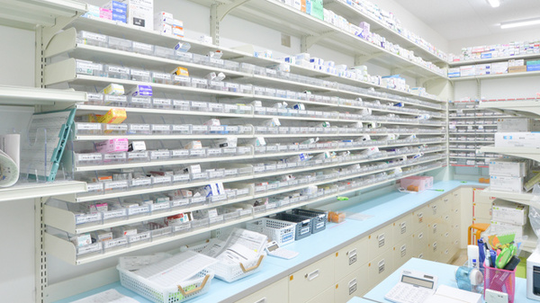 スギ薬局　岸里店の薬棚