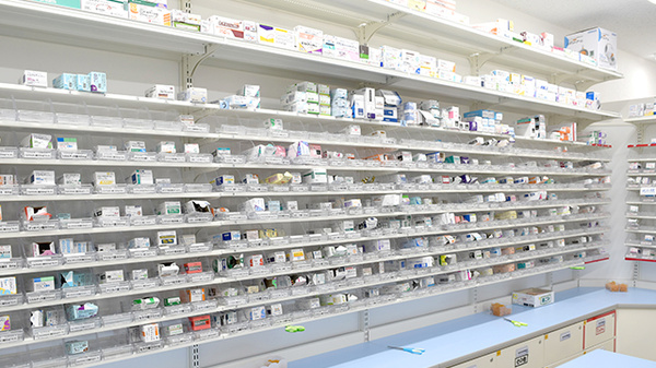 スギ薬局　辻堂駅南口店の薬棚