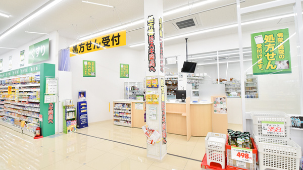 スギ薬局　東生駒店の入口