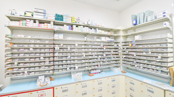 スギ薬局　東生駒店の薬棚