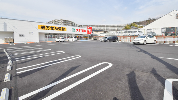 スギ薬局　東生駒店の駐車場