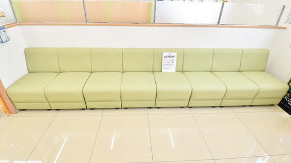 スギ薬局　岐阜正木店の待合スペース