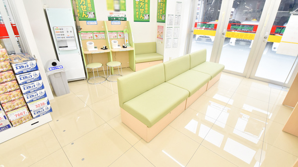スギ薬局　金沢昭和町店の待合スペース