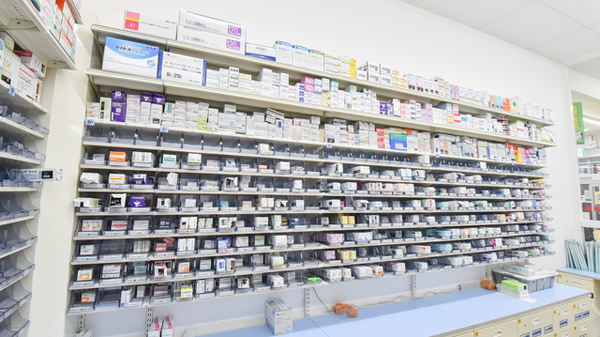 スギ薬局　金沢昭和町店の薬棚