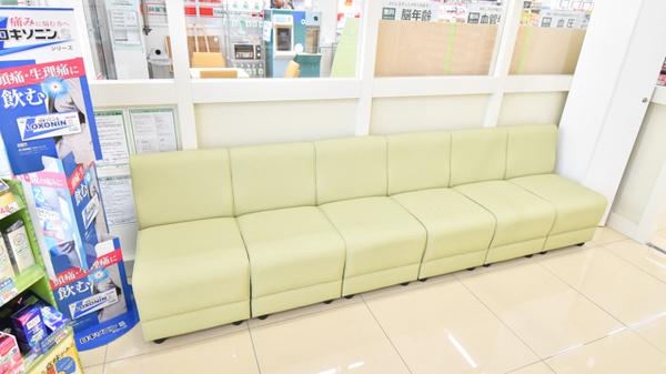 スギ薬局　和泉府中東店の待合スペース