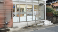 キリン堂薬局　桂病院前店の入口