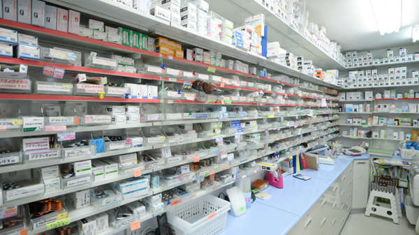 キリン堂薬局　桂病院前店の薬棚