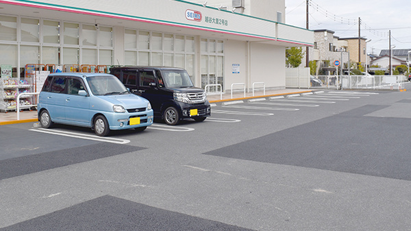 ドラッグセイムス越谷大里2号薬局の駐車場