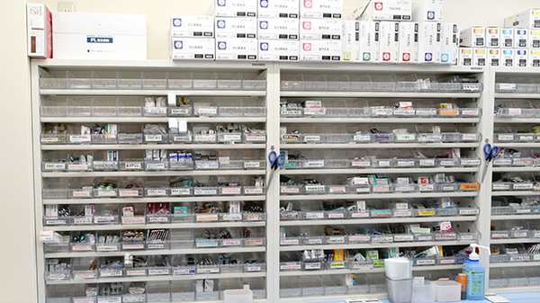 ファーマシーオカムラ薬局 蛍池店の薬棚