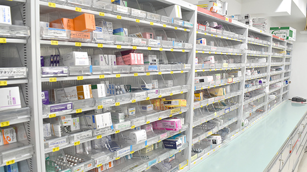 日生薬局　御成門2号店の薬棚