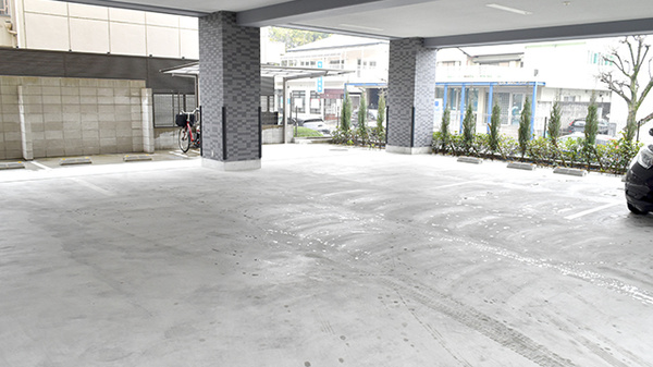 あゆみ薬局竹見台店の駐車場
