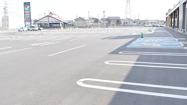 ドラッグセイムスもねの里モール薬局の駐車場