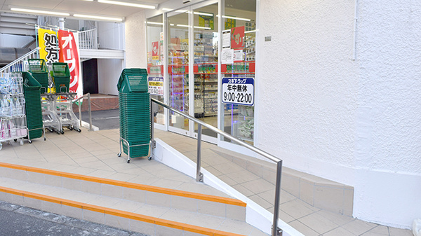 スギ薬局　西新小岩店の入口