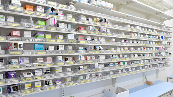 スギ薬局　西新小岩店の薬棚
