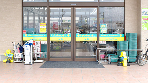 杏林堂薬局　新所原駅南店の入口