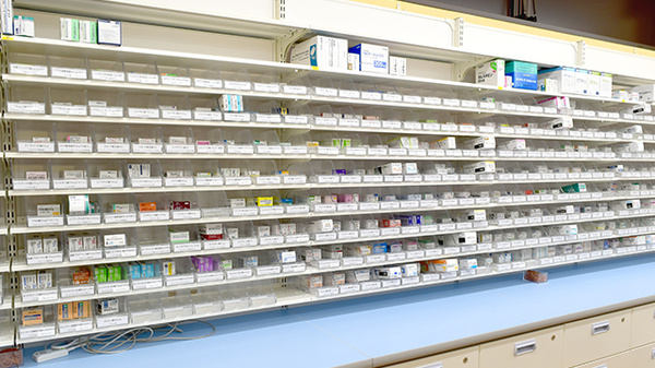 杏林堂薬局　新所原駅南店の薬棚