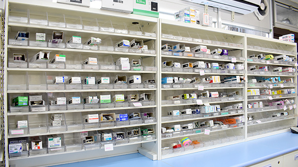 心斎橋薬局の薬棚
