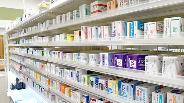 ドラッグセイムス世田谷桜新町薬局の薬棚