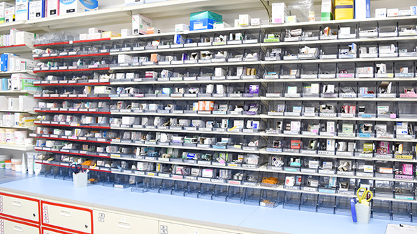 コスモス調剤薬局　パニエ六甲店の薬棚
