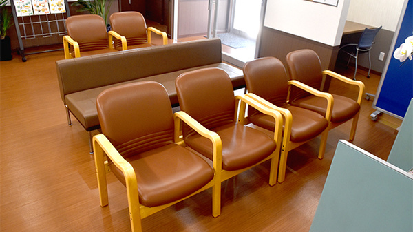 中央薬局　三ヶ尻店の待合スペース