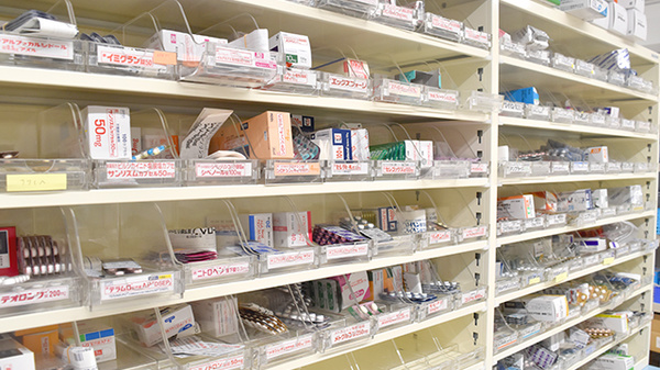 中央薬局　三ヶ尻店の薬棚