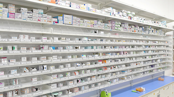 スギ薬局　川口新郷店の薬棚