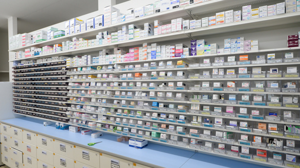 スギ薬局　寺横店の薬棚