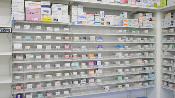 スギ薬局　松河戸店の薬棚