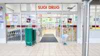 スギ薬局　御陵店の入口