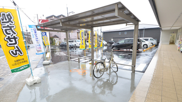スギ薬局　御陵店の駐輪場