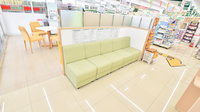 スギ薬局　畝田店の待合スペース