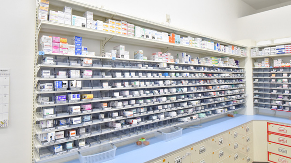 スギ薬局　畝田店の薬棚