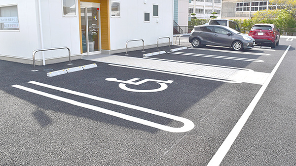 ペリカンこころ薬局の駐車場