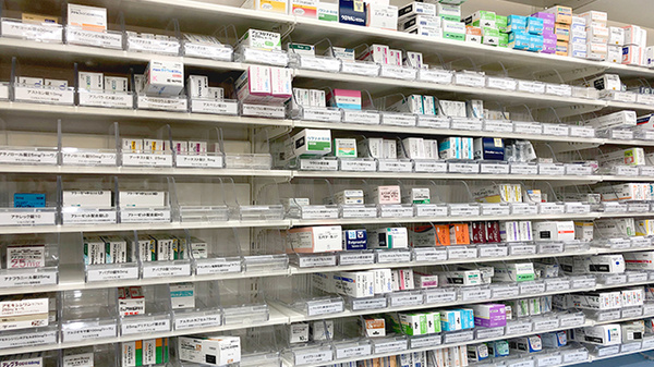杏林堂薬局　上西店の薬棚