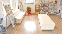 すず薬局　郷野目店の待合スペース
