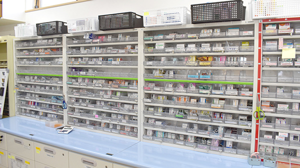 すず薬局　郷野目店の薬棚