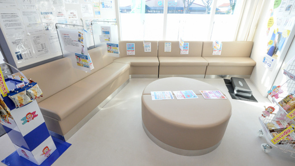 ウェルネス調剤薬局医大北店の待合スペース