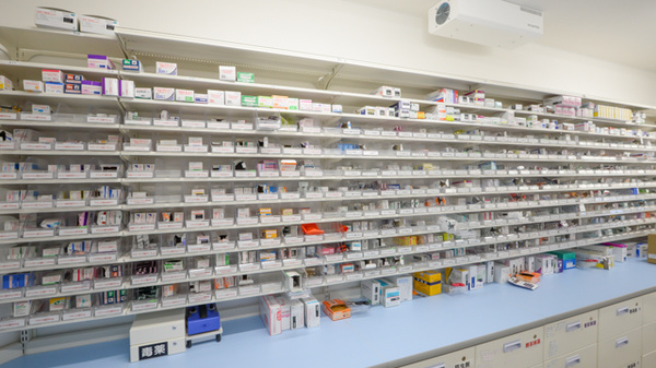 ウェルネス調剤薬局医大北店の薬棚