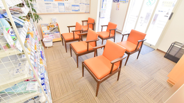 大賀薬局　地行店の待合スペース