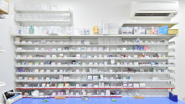 大賀薬局　地行店の薬棚