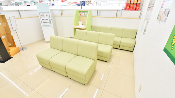 スギ薬局　小杉店の待合スペース