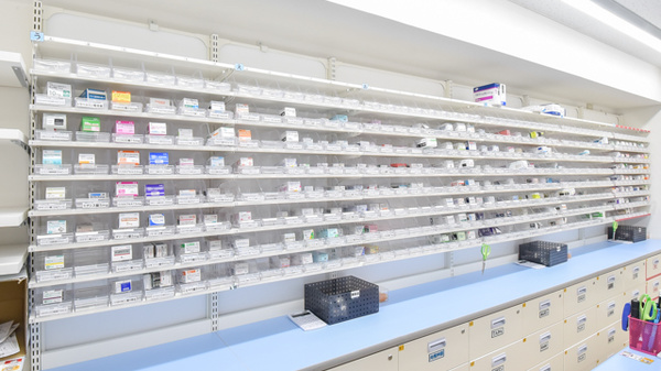 スギ薬局　北堀江店の薬棚
